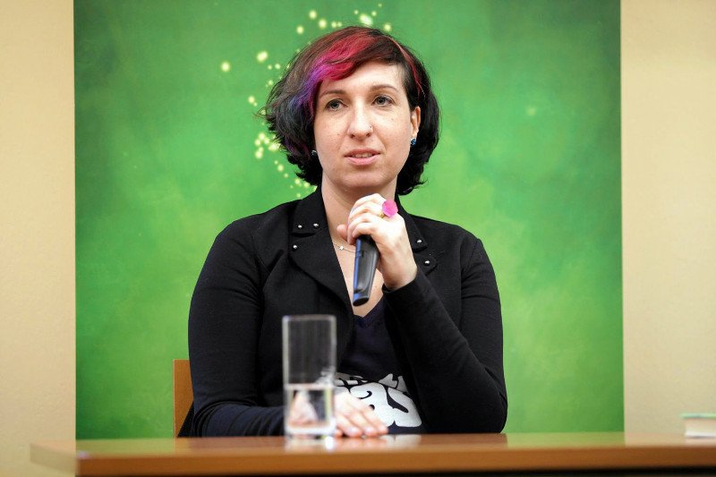 Sylwia Chutnik, pisarka i aktywistka, ostro krytykuje atak "Wiadomości" na organizacje pozarządowe.