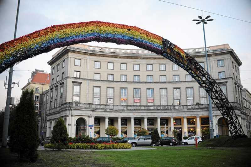 W części spalona tęcza na Placu Zbawiciela w Warszawie