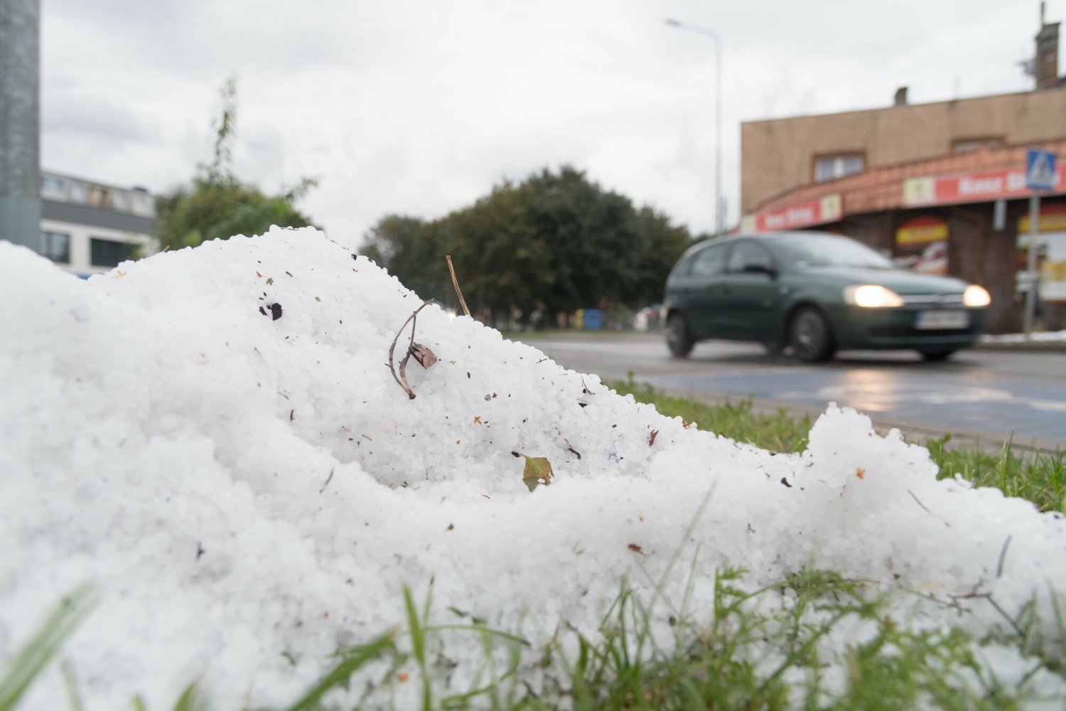 Burze, śnieżyce i grad w połowie maja. Alerty IMGW i mroźne noce