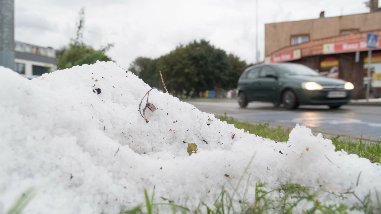 Burze, śnieżyce i grad w połowie maja. Alerty IMGW i mroźne noce