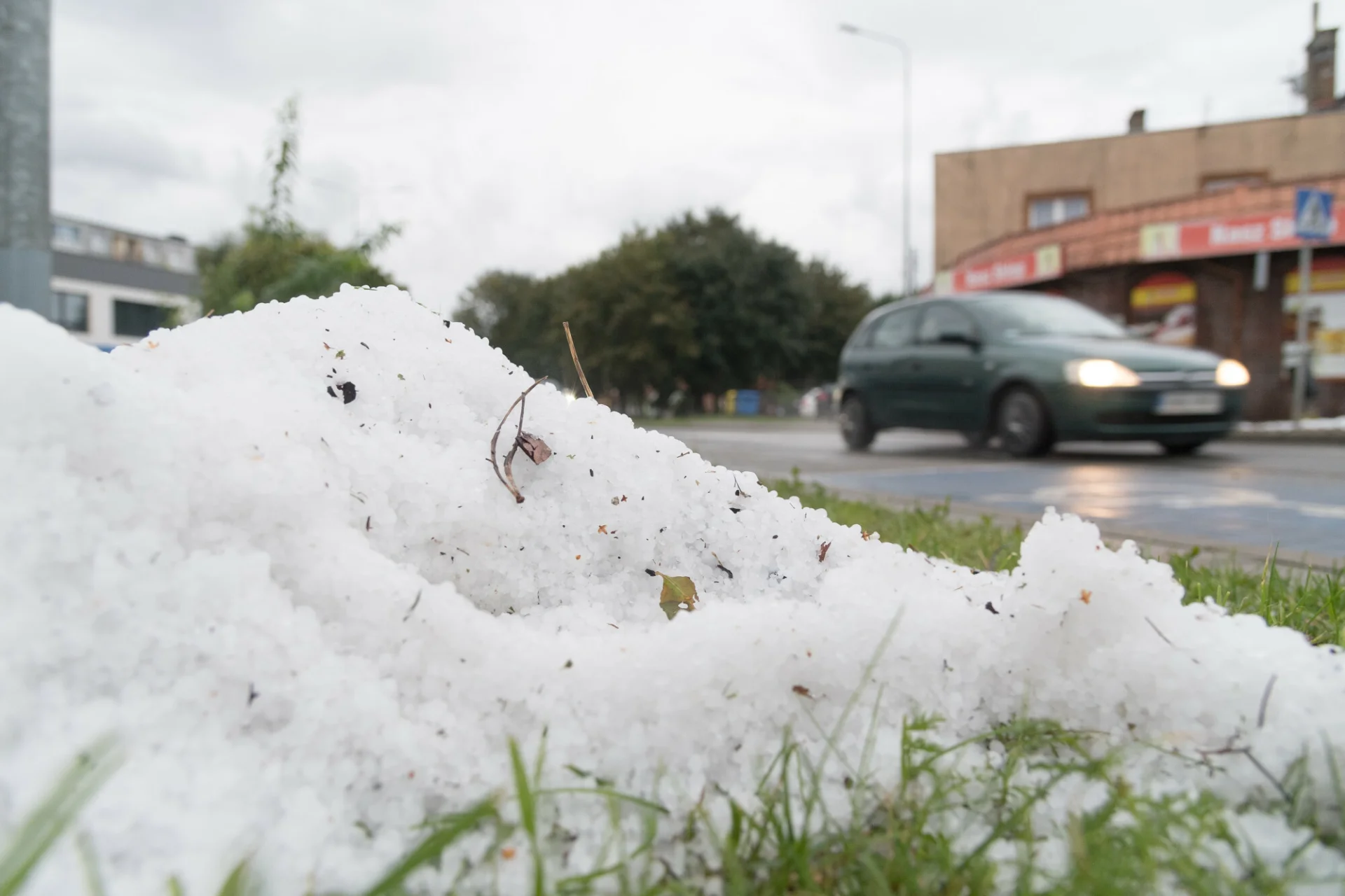 Burze, śnieżyce i grad w połowie maja. Alerty IMGW i mroźne noce