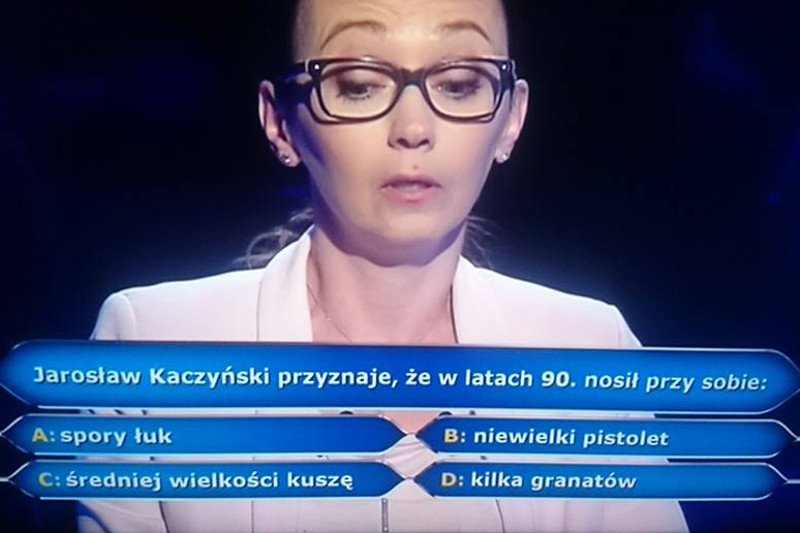 Kaczyński ze sporej wielkości łukiem? Nie, uczestniczka "Milionerów" wiedziała, że prezes PiS nosił przy sobie mały pistolet.