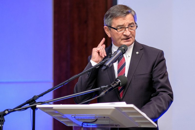 Są dowody na to, że Marszałek Kuchciński leciał we wrześni z synem do Rzeszowa rządowym helikopterem.