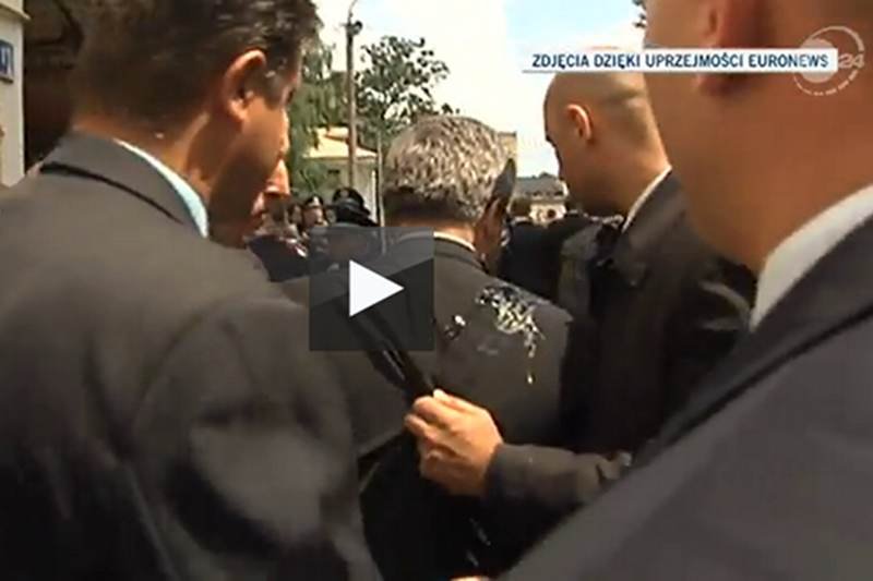 Twitter huczy po ataku jajkiem na Bronisława Komorowskiego: "Jaki prezydent, taki zamach"