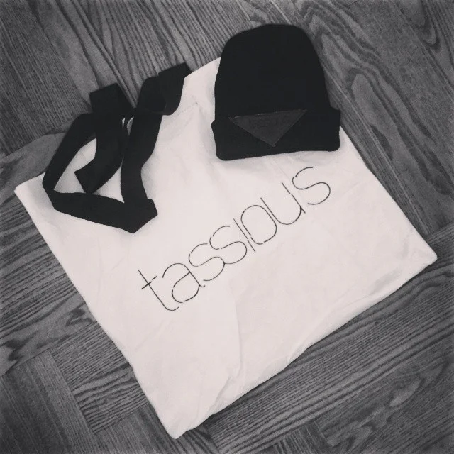 Czapka i torba Tassious.