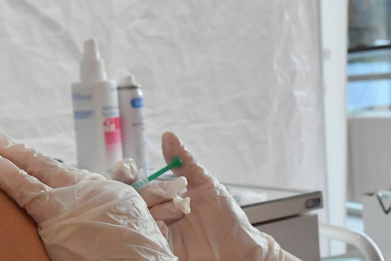 Ministerstwo Zdrowia dało wytyczne dla pracodawców w związku z obowiązkiem szczepień przeciw COVID-19 dla pracowników ochrony zdrowia od 1 marca. Dyrektorzy szpitali i przychodni mają jednak nadal wiele wątpliwości.