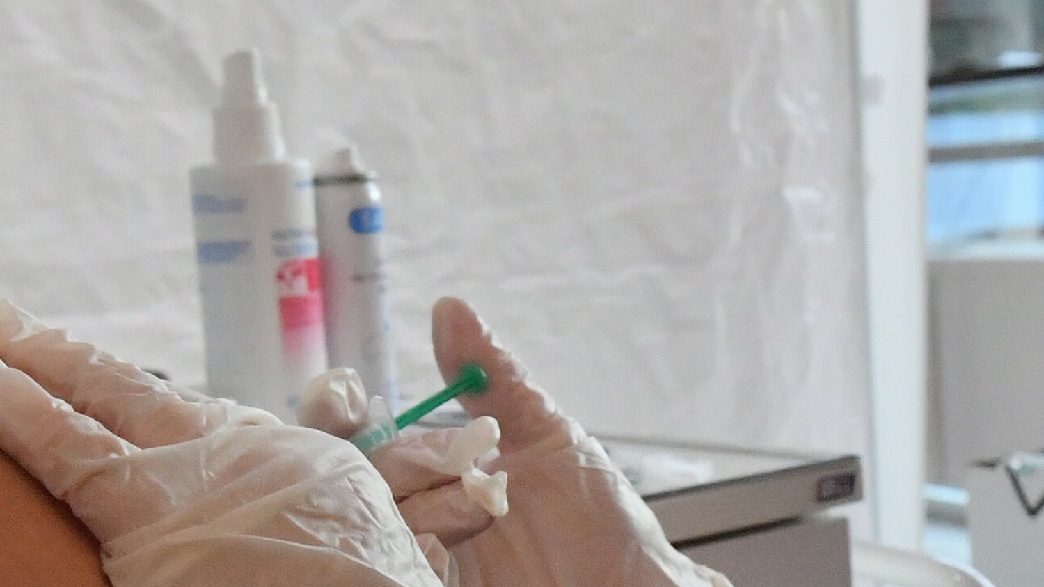 Ministerstwo Zdrowia dało wytyczne dla pracodawców w związku z obowiązkiem szczepień przeciw COVID-19 dla pracowników ochrony zdrowia od 1 marca. Dyrektorzy szpitali i przychodni mają jednak nadal wiele wątpliwości.