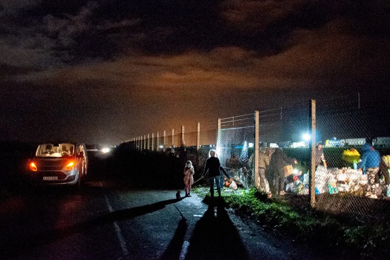 Wolontariusze pomagają kierowcom, którzy utknęli w Dover.