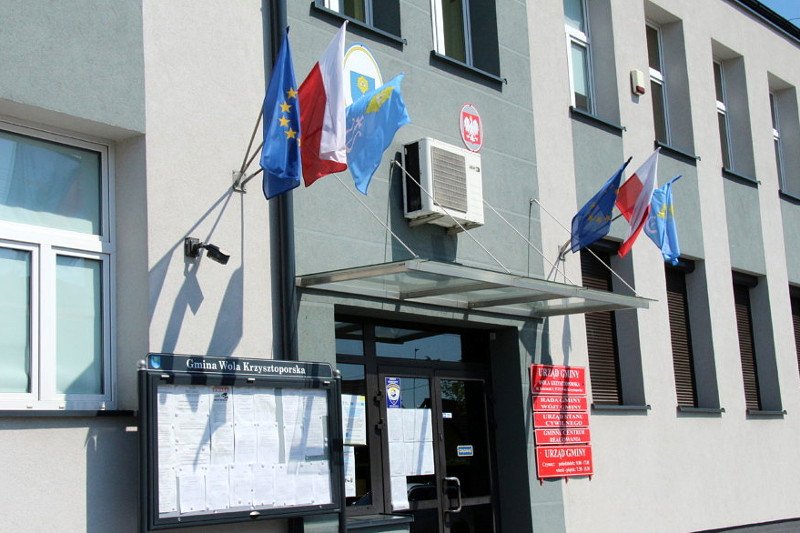 Przed urzędem gminy Wola Krzysztoporska powiewają unijne flagi.