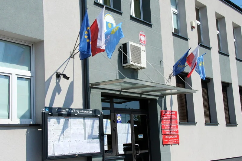 Przed urzędem gminy Wola Krzysztoporska powiewają unijne flagi.