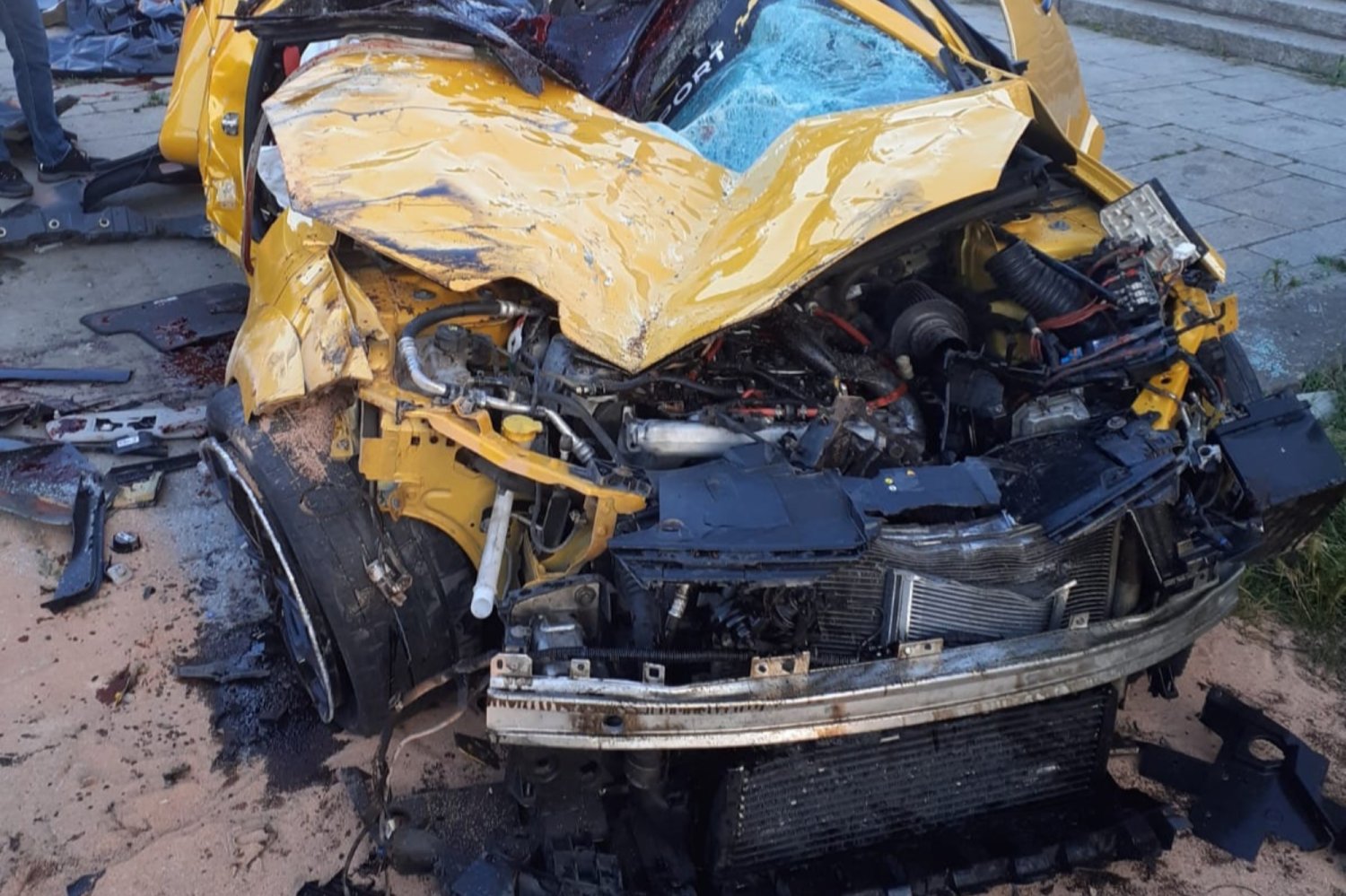 Wrak auta syna Sylwii Peretti.