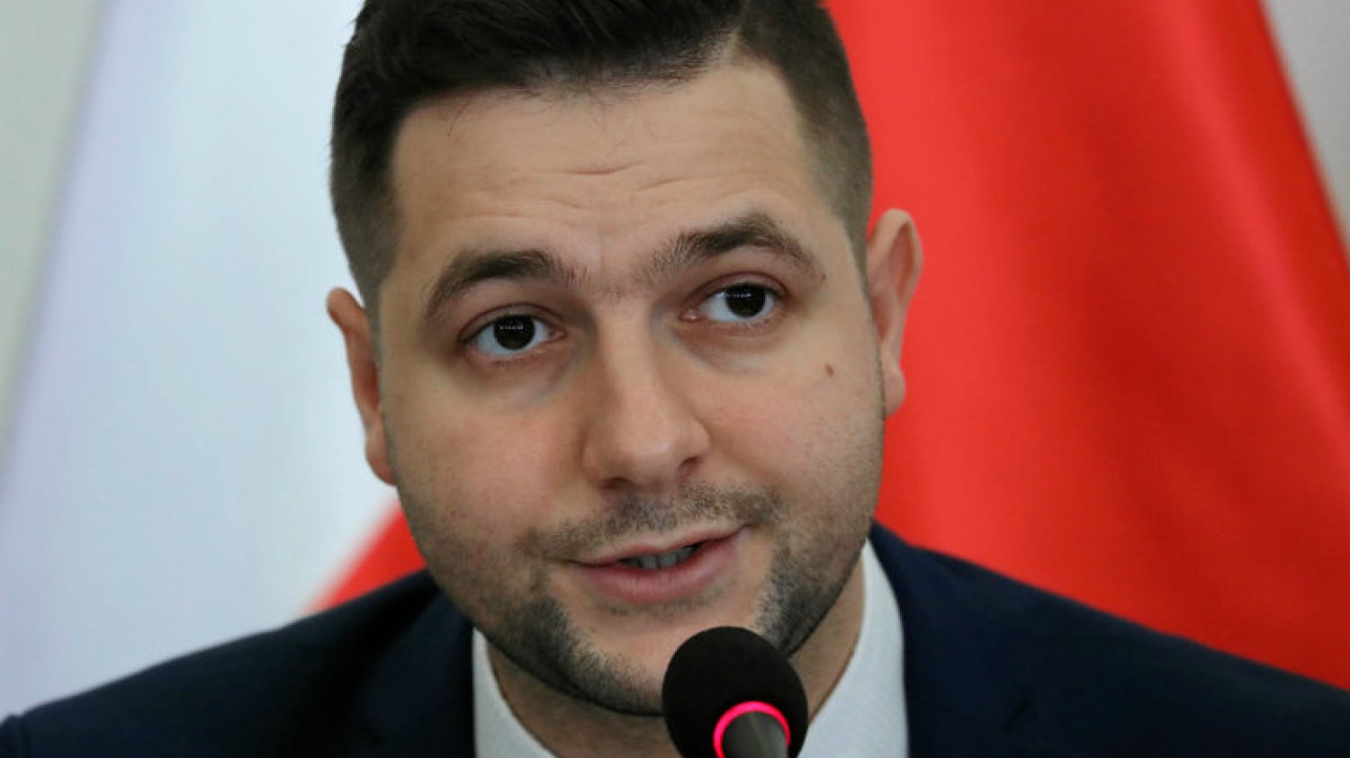 Patryk Jaki na Twitterze: "W 2018 roku dają nowe legitymacje poselskie. Więc kto zobaczy posła Szczerbę - nich puści go do WC przodem. Jego legitymacja będzie nieaktualna".
