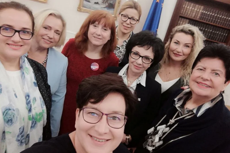 Posłanki Lewicy zrobiły sobie radosne selfie z marszałek Witek. Czyli już nocne głosowania nie przeszkadzają nikomu?