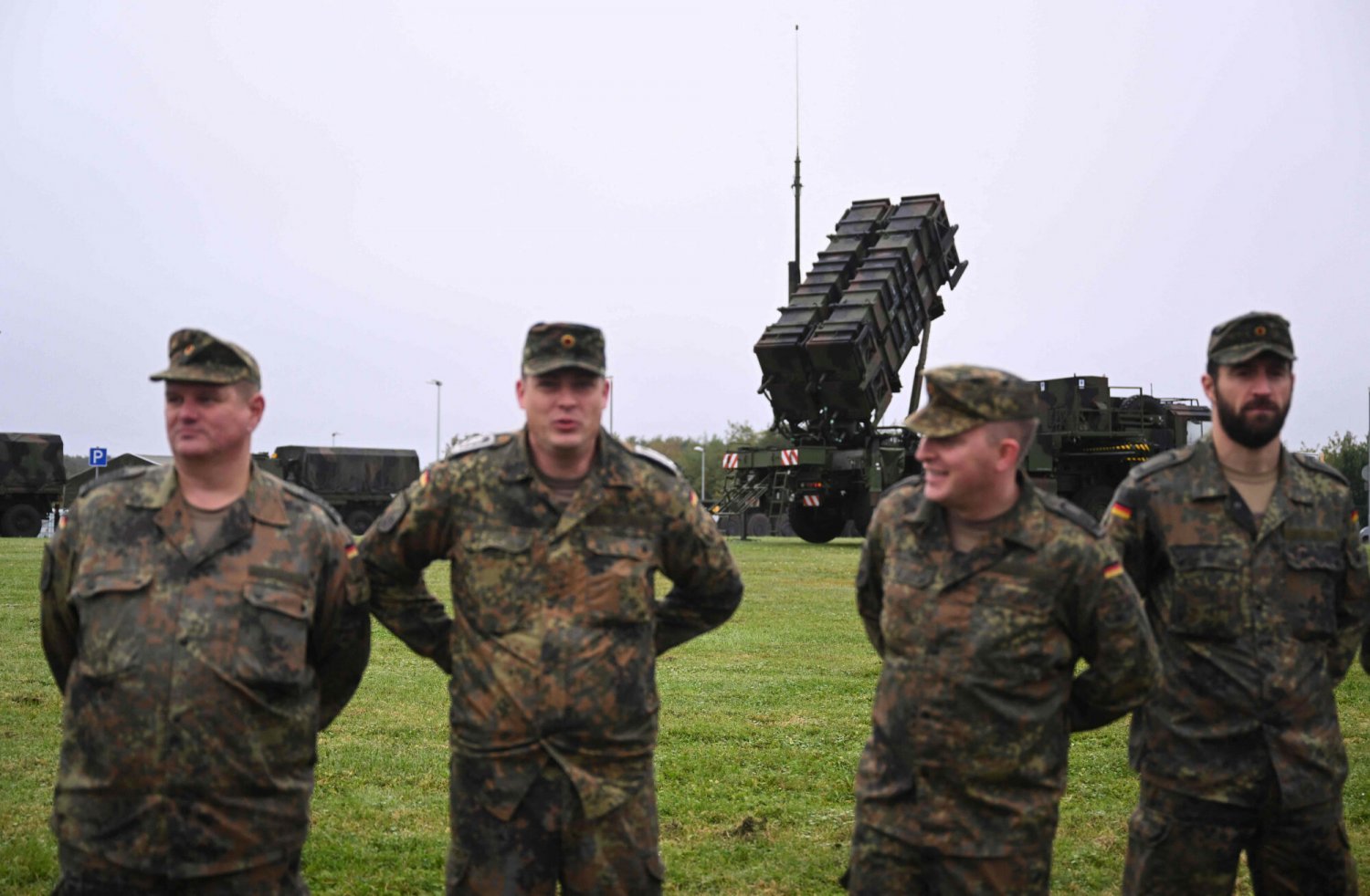 Żołnierze Bundeswehry i niemiecki system Patriot.