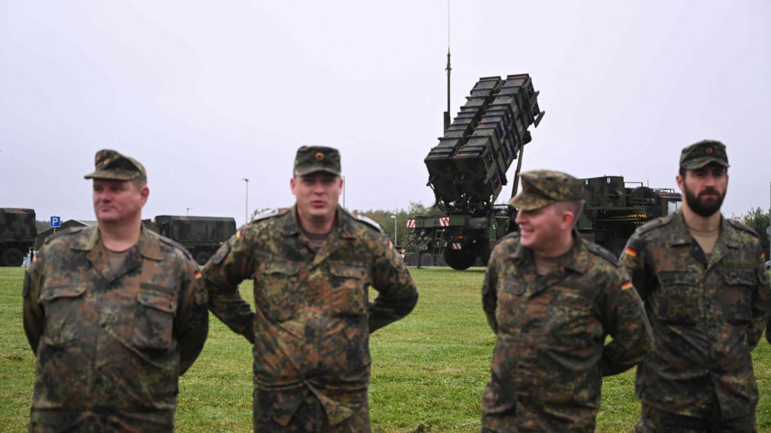Żołnierze Bundeswehry i niemiecki system Patriot.