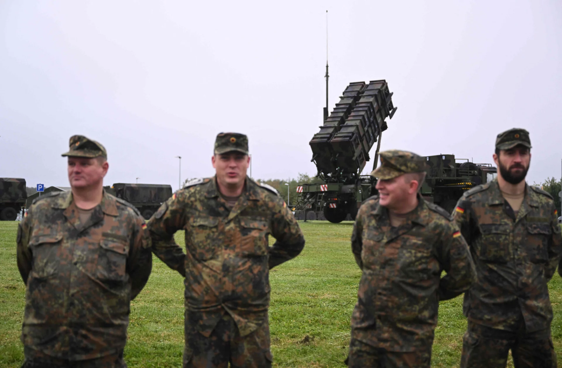Posłowie niemieckiej SPD proponują ochronę nieba nad Ukrainą systemami rozstawionymi na wschodniej granicy NATO. Żołnierze Bundeswehry i niemiecki system Patriot.
