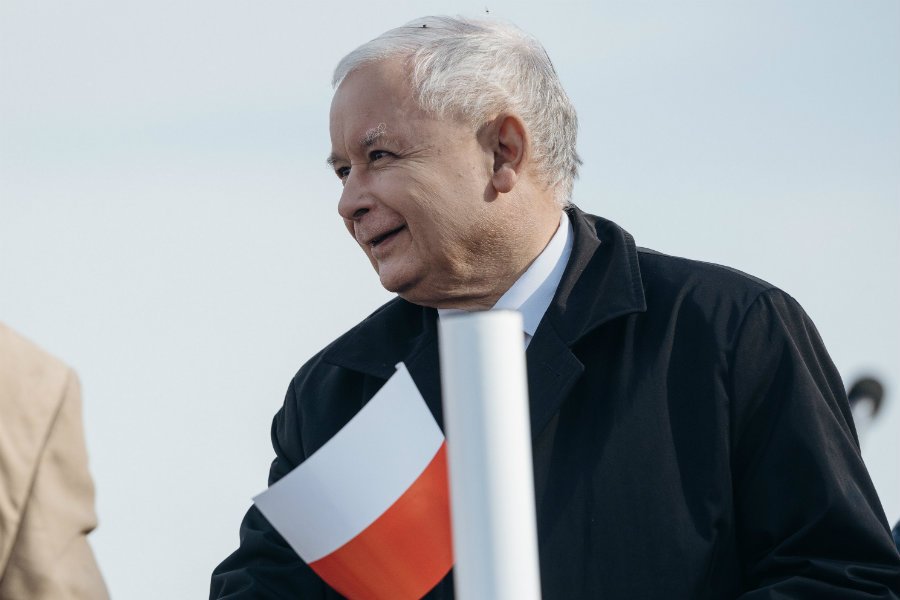 Jarosław Kaczyński wbijał paliki w Mierzeję Wiślaną. To symboliczne rozpoczęcie inwestycji przekopu mierzei, choć nie ma jeszcze pozwolenia na budowę.