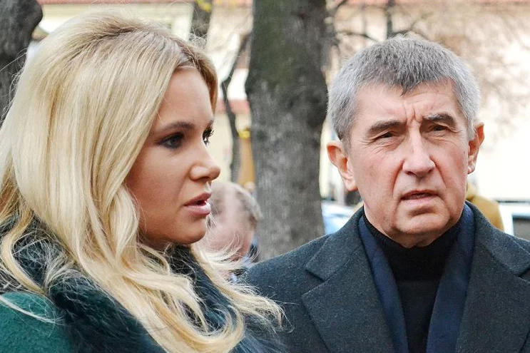 Andrej Babisz wygrywa wybory w Czechach. Na zdjęciu razem ze swoją partnerką.