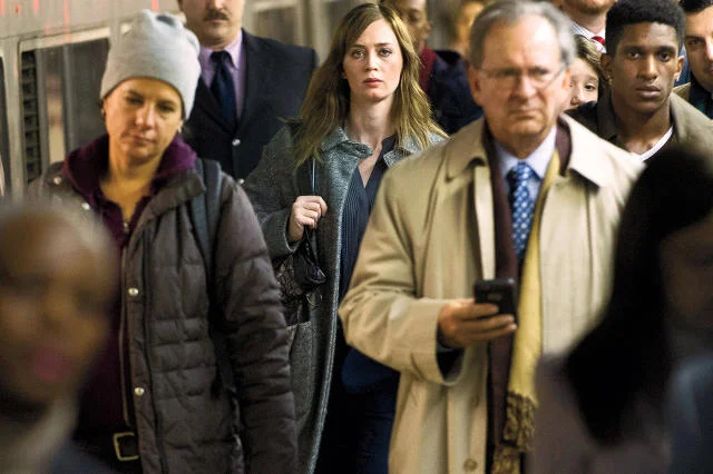 Emily Blunt wciela się w słynną "Dziewczynę z pociągu"