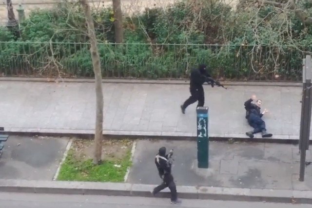 W ataku dwóch terrorystów zginęło co najmniej 12 osób.