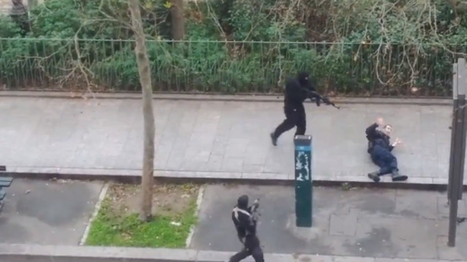 W ataku dwóch terrorystów zginęło co najmniej 12 osób.