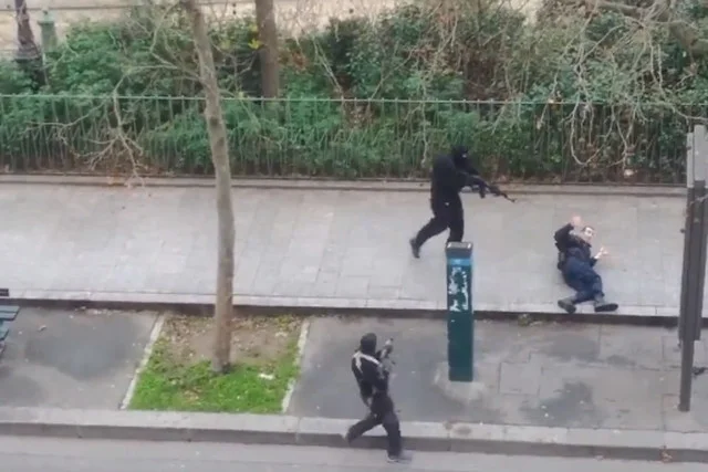 W ataku dwóch terrorystów zginęło co najmniej 12 osób.