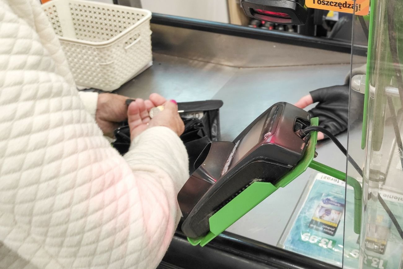 Tę kartę należy pokazać przy płaceniu. W ten sposób seniorzy zaoszczędzą na zakupach.