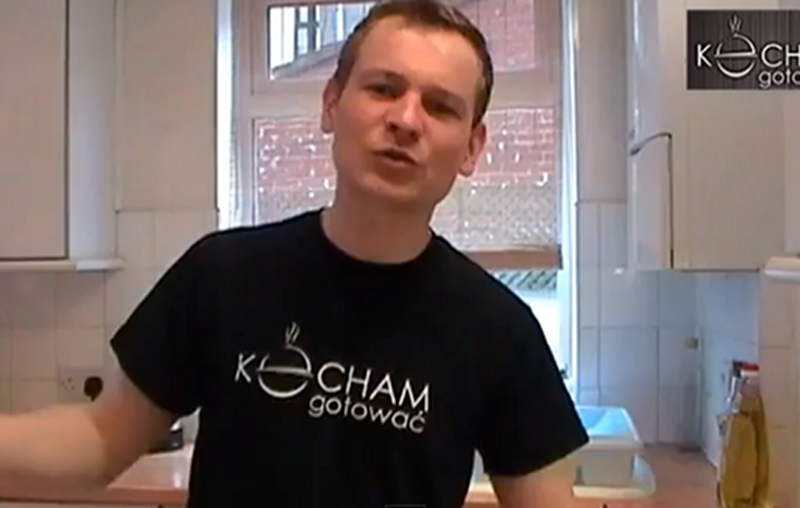Firma Sokołów pozwała vlogera Piotra Ogińskiego, który prowadzi kanał "Kocham Gotować"