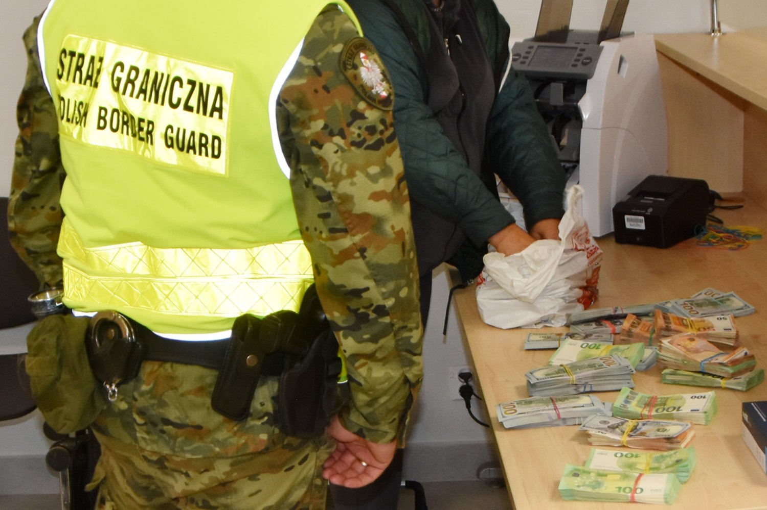 Ukrainka wpadła na granicy. W torbach miała 1,3 mln zł w gotówce