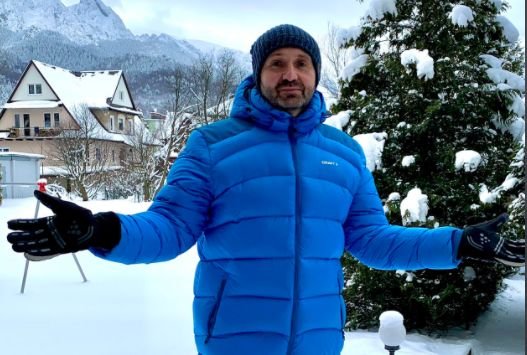 Sebastian Szczęsny w swojej niebieskiej kurtce, która zasłynęła w Zakopanem