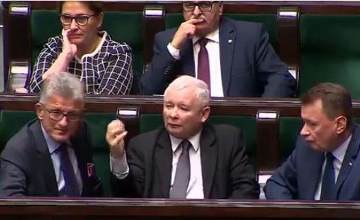 Prezes Jarosław Kaczyński przywołuje posła PiS Dominika Tarczyńskiego.
