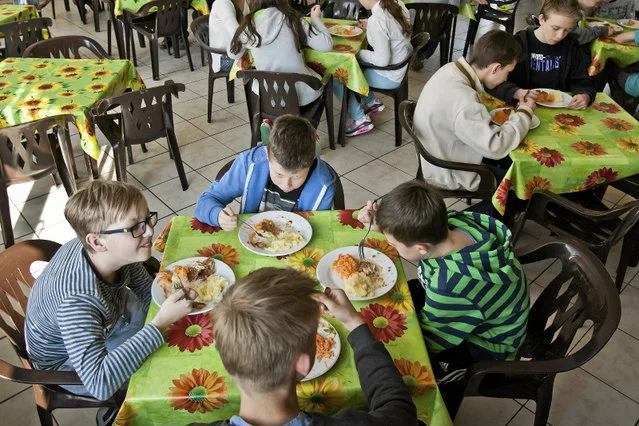 Starsze rodzeństwo musi chodzić do gminnej szkoły, by na młodsze rodzice dostali bon