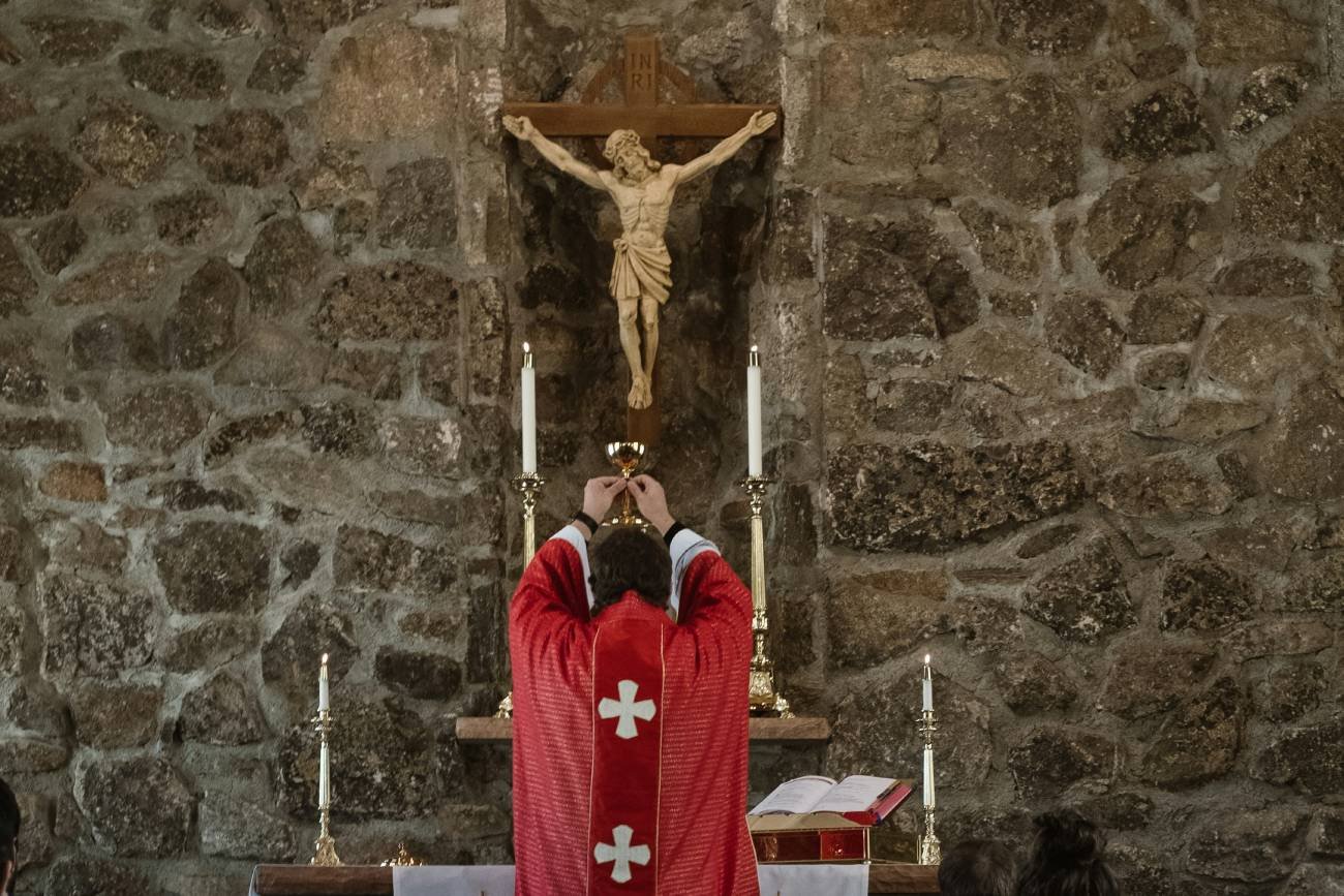 Spanie z księdzem, to wierzchołek góry lodowej. Skandal pod Warszawą