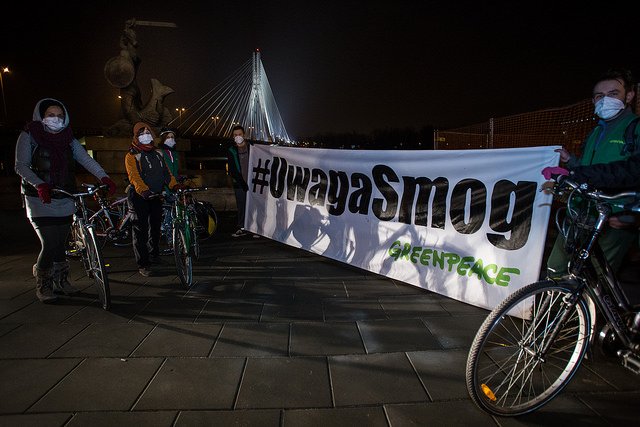 Greenpeace i Warszawska Masa Krytyczna łączą siły, by zwrócić uwagę na problem zanieczyszczenia powietrza w polskich miastach. Ulicami stolicy rowerzystki i rowerzyści przejechali pod hasłem #UwagaSmog.