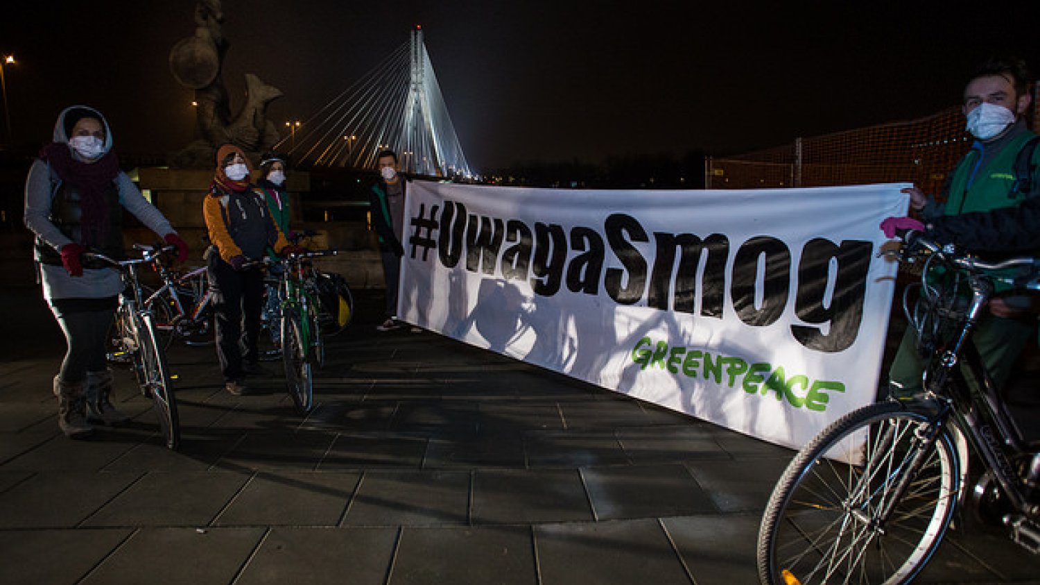 Greenpeace i Warszawska Masa Krytyczna łączą siły, by zwrócić uwagę na problem zanieczyszczenia powietrza w polskich miastach. Ulicami stolicy rowerzystki i rowerzyści przejechali pod hasłem #UwagaSmog.