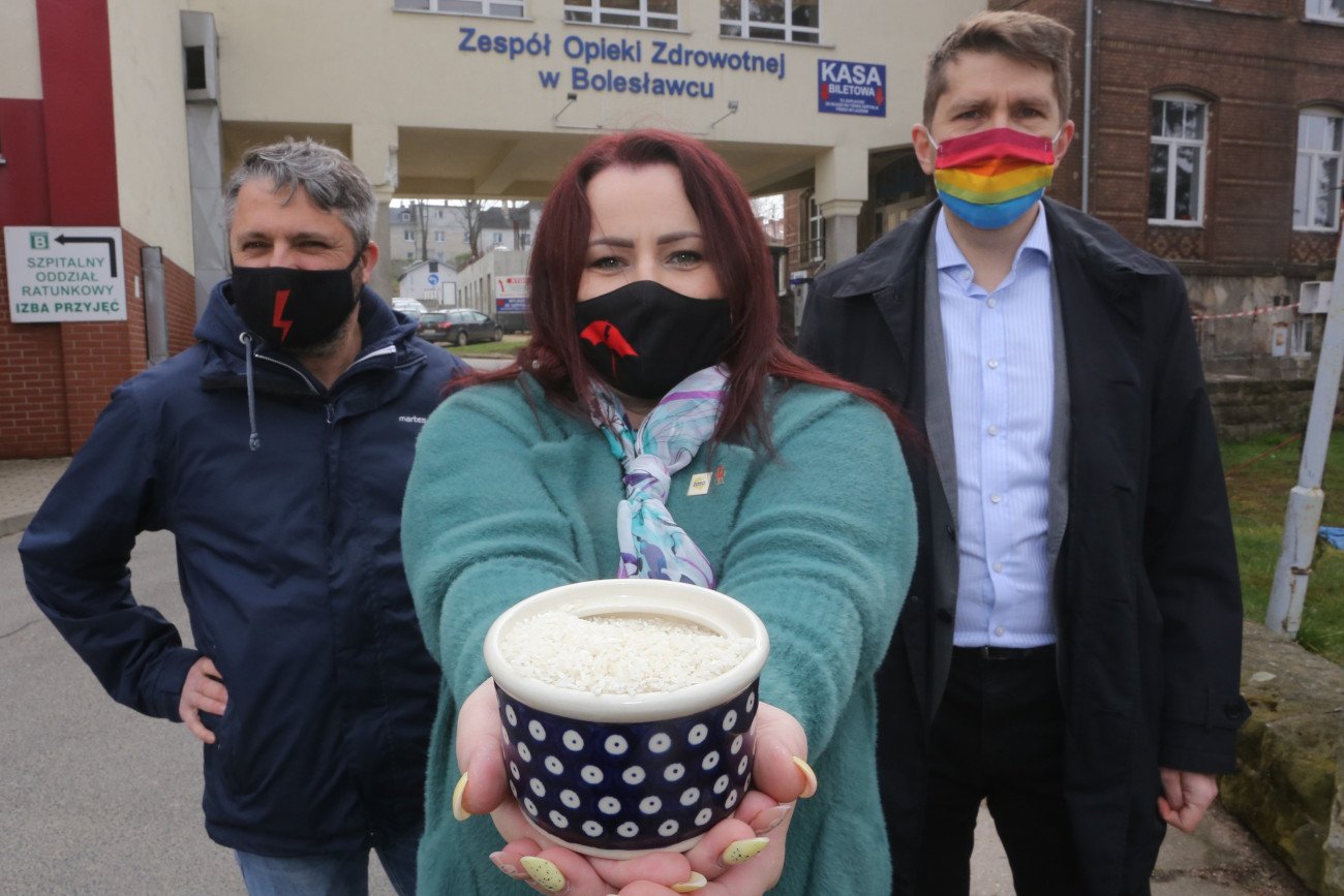 Przedstawiciele Strajku Kobiet usłyszeli zarzuty za protest przed szpitalem w Bolesławcu, w momencie gdy placówkę odwiedzał Mateusz Morawiecki.