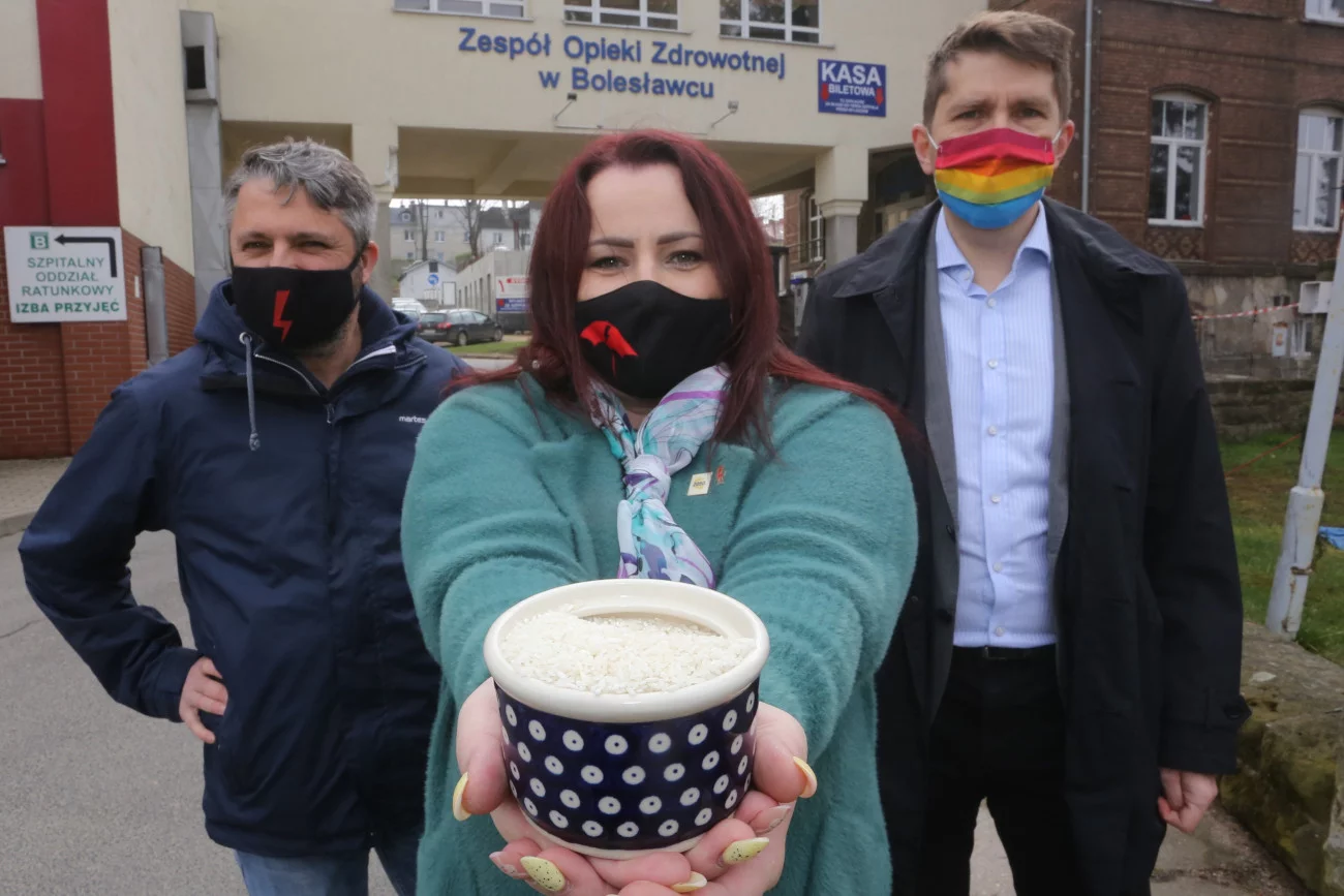 Przedstawiciele Strajku Kobiet usłyszeli zarzuty za protest przed szpitalem w Bolesławcu, w momencie gdy placówkę odwiedzał Mateusz Morawiecki.
