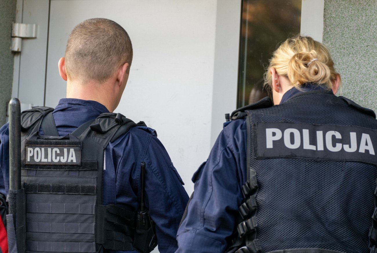 Funkcjonariuszka i funkcjonariusz policji. Zdjęcie ilustracyjne.