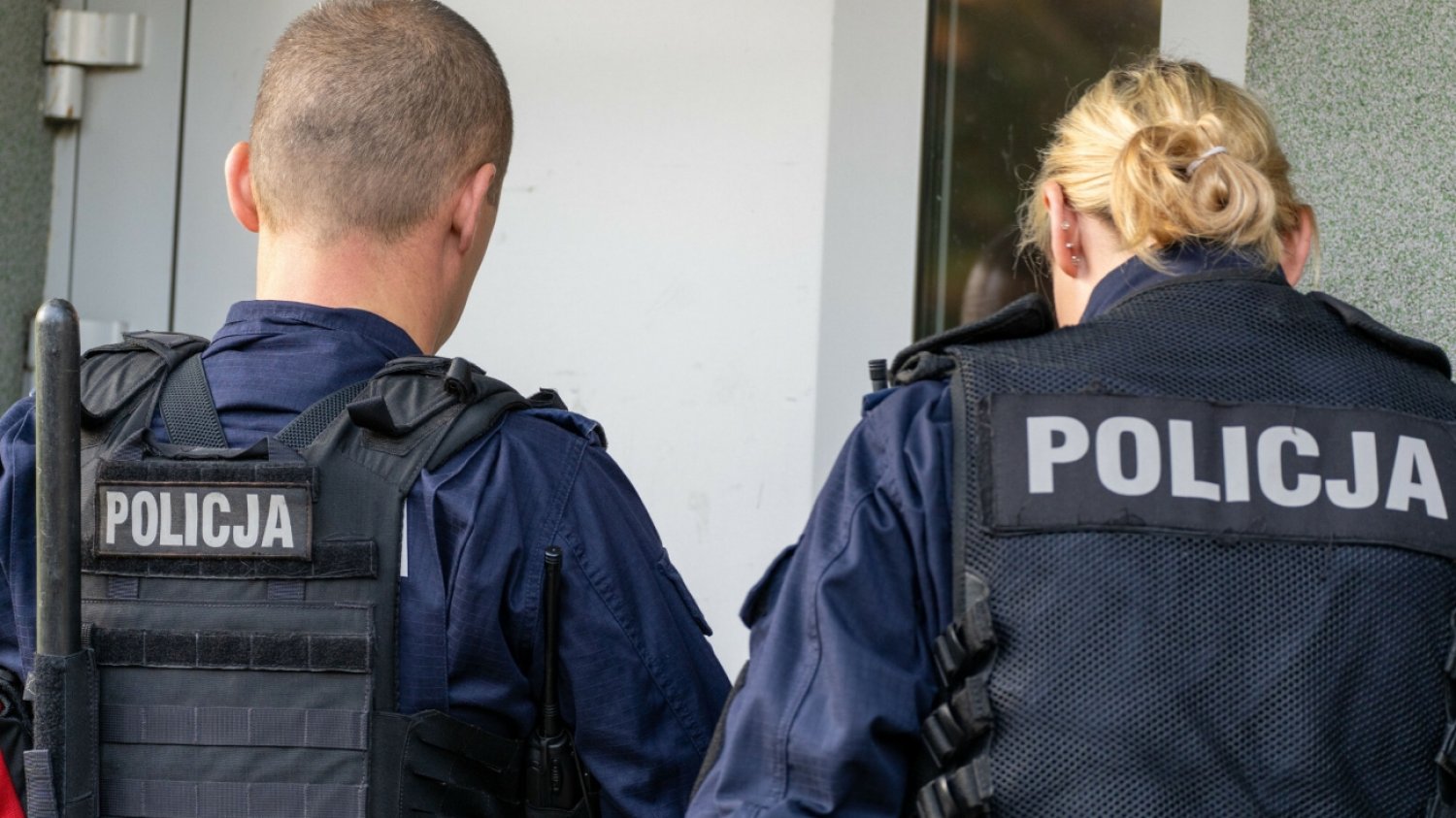 Funkcjonariuszka i funkcjonariusz policji. Zdjęcie ilustracyjne. Funkcjonariuszka i funkcjonariusz policji. Zdjęcie ilustracyjne.