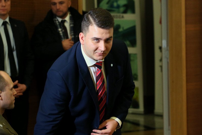 Bartłomiej Misiewicz tymczasowo będzie musiał się przesiąść na fotel pasażera. Albo do autobusu.