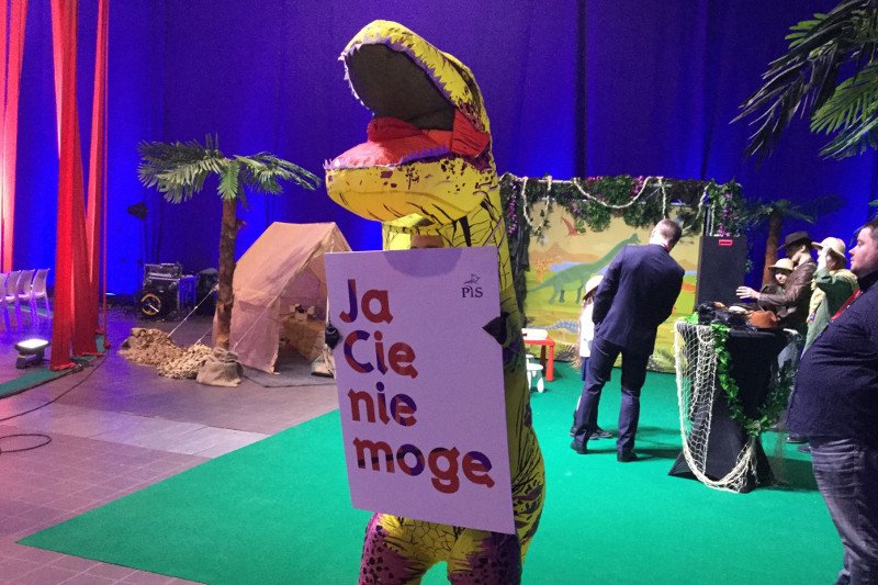 Dinozaury stały się elementem wystroju konwencji Prawa i Sprawiedliwości.