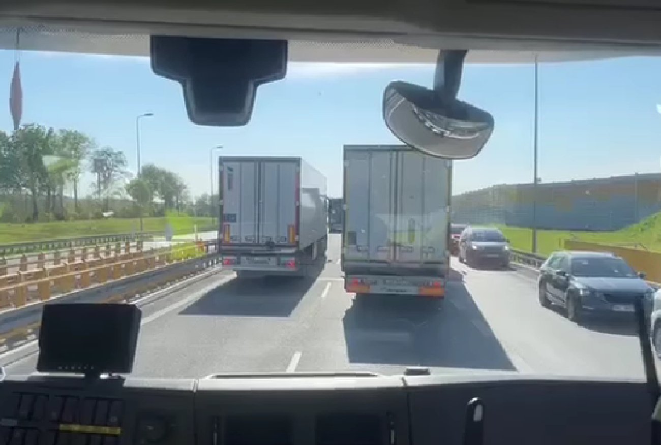 Kierowcy zablokowali korytarz życia. Strażacy ujawnili nagranie.