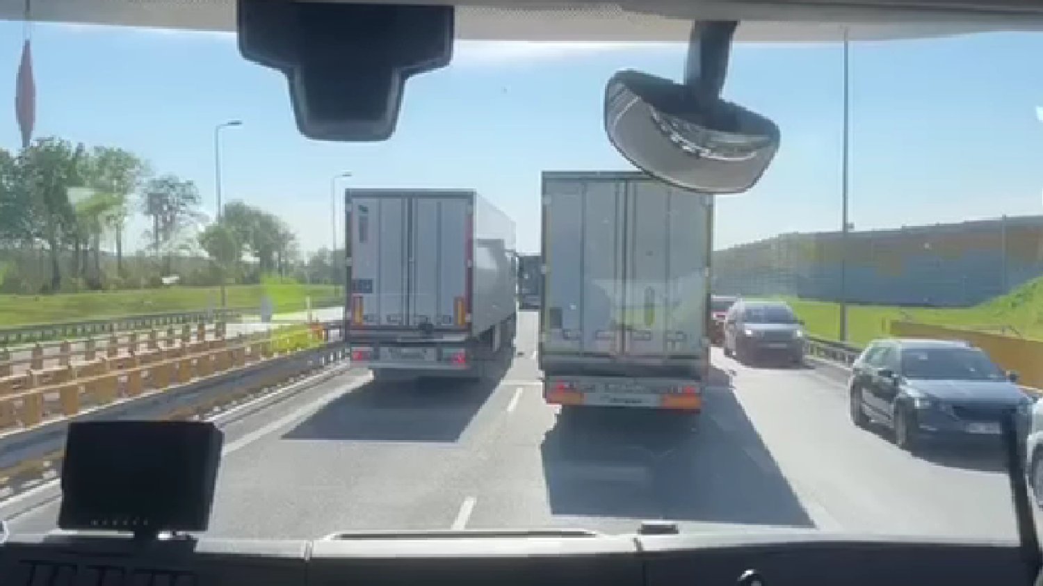 Kierowcy zablokowali korytarz życia. Strażacy ujawnili nagranie.
