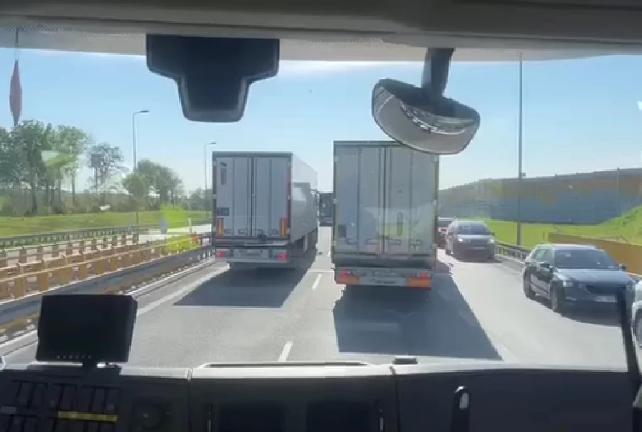 Kierowcy zablokowali korytarz życia. Strażacy ujawnili nagranie.