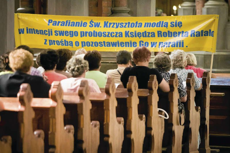 17.06.2013 Białystok. Parafianie Św. Krzysztofa modlą się w intencji swego proboszcza z prośbą o pozostawienie go w parafii.