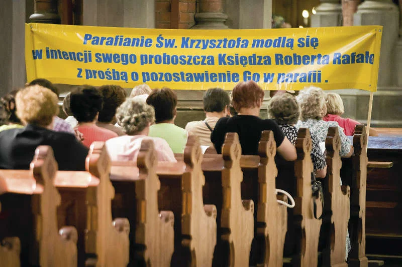 17.06.2013 Białystok. Parafianie Św. Krzysztofa modlą się w intencji swego proboszcza z prośbą o pozostawienie go w parafii.