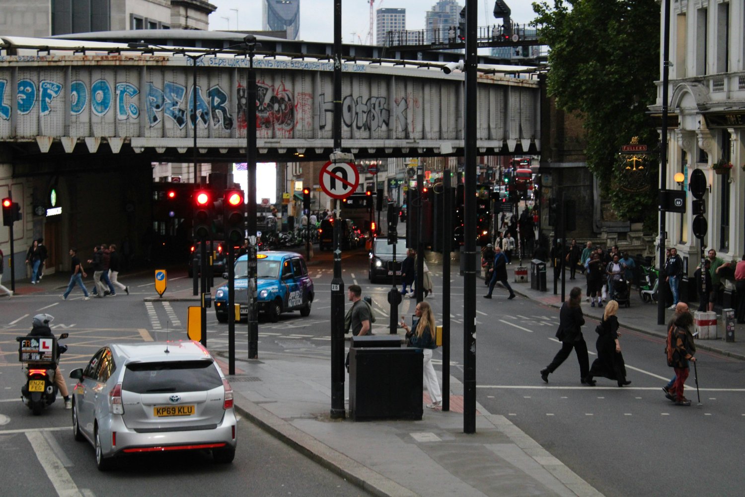 Nietypowe przepisy drogowe w Europie. Lista na 2025 rok