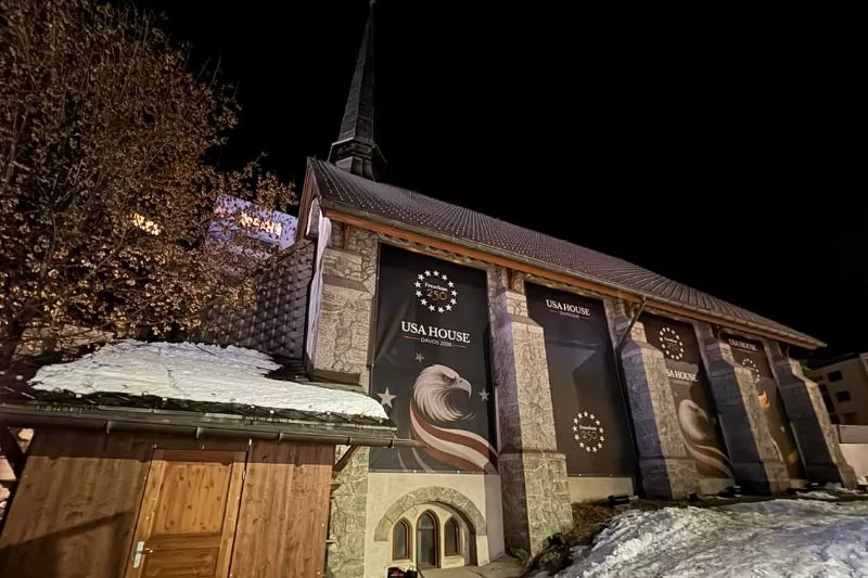 USA house na WEF w Davos Davos to teraz prawdziwa twierdza. "Całe miasto wywalili do góry nogami"