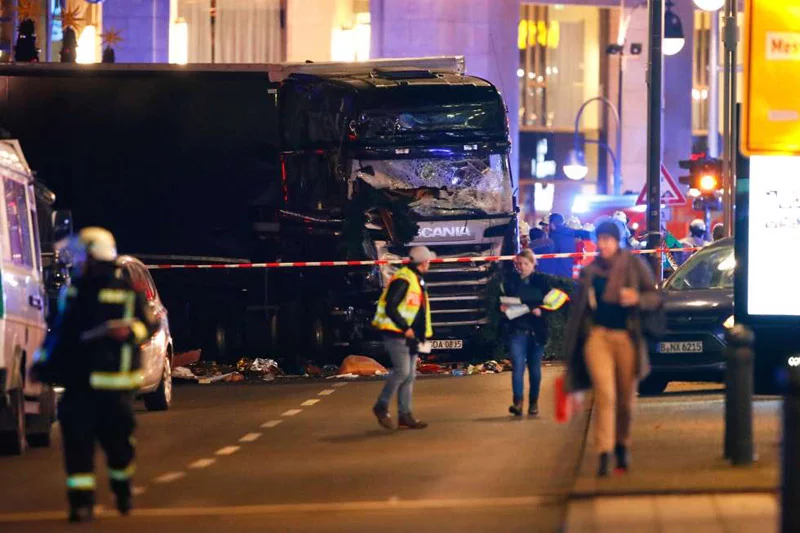 Co najmniej 12 osób zabitych i 48 rannych - to bilans wydarzeń, do których doszło w poniedziałkowy wieczór w Berlinie. Podejrzewa się zamach terrorystyczny dokonany TIR-em na polskich tablicach rejestracyjnych.