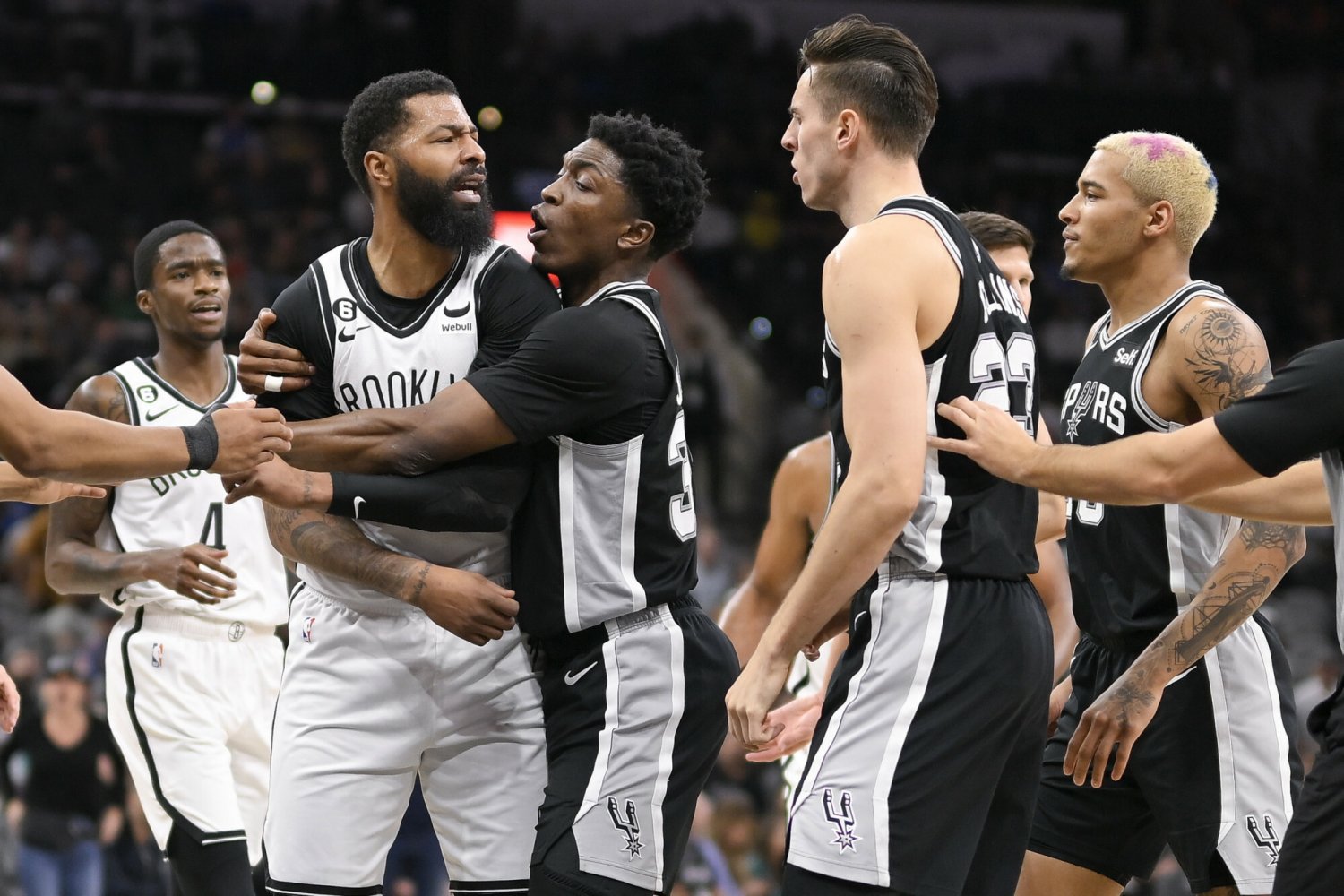 Ostra zadyma i chaos na parkiecie w NBA. Jeremy Sochan powalił rywala chwytem judo